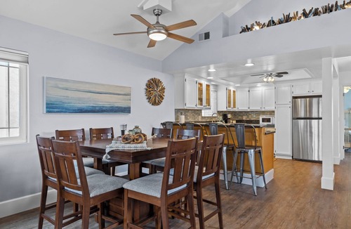 Hollywood House | Blue Crush Rooftop Deck SUPs Kayaks Bikes 5 min walk to Sand Sleeps 8