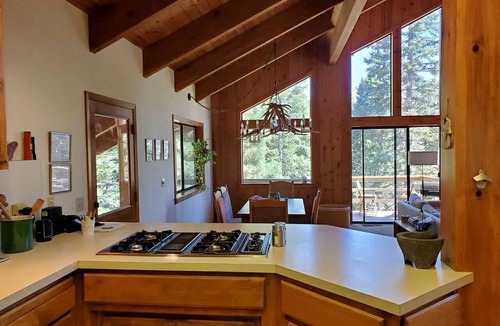 Ponderosa Cabin | Blue Jay's Nest Sequoia Cabin in Ponderosa, CA