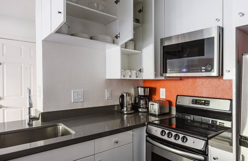 Los Angeles Apartment | Blueground | Burbank, pool & BBQ, near shops