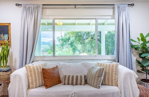 Oakhurst Cottage | Boho Chic style 3-Bedroom cottage near Yosemite, with Firepit/BBQ Grill