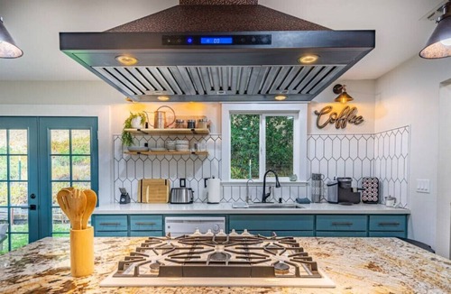 Oakhurst Cottage | Boho Chic style 3-Bedroom cottage near Yosemite, with Firepit/BBQ Grill