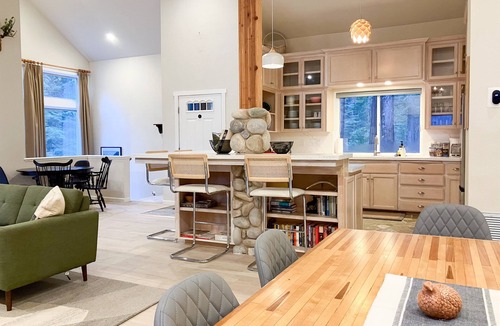 Sugar Pine Cabin | Boom Chalet Yosemite | Private Creekside Retreat