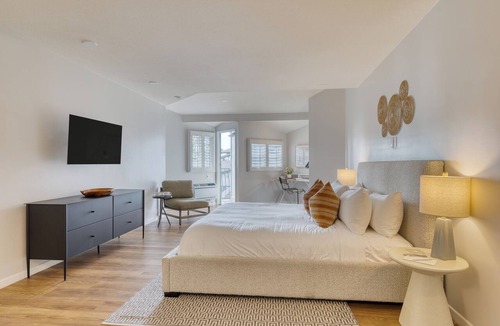 Diamond Crestview Hotel | Boutique Stay near Beach | Pool + Spa + Rooftop Ocean Views | Walk to Dining