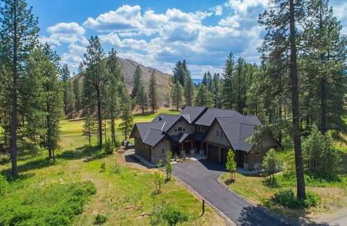 Cle Elum House | Brand New Golf Course Stunner! Short Walk to the Winery * Hot Tub * Fire Pit
