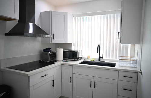 El Segundo House | Bright 2BR Home w/Closets & In-Unit Washer/Dryer in El Segundo