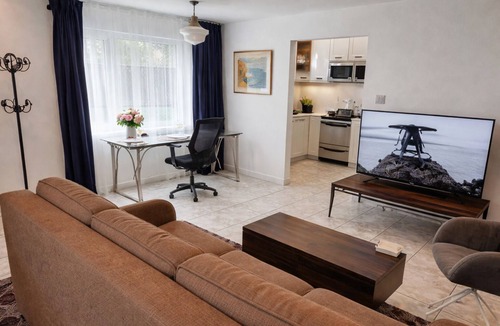 Los Angeles Apartment | Bright Central LA Studio w/Pool Ideal for 30+ Day Stays