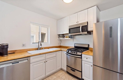 Los Angeles Apartment | Bright Central LA Studio w/Pool Ideal for 30+ Day Stays