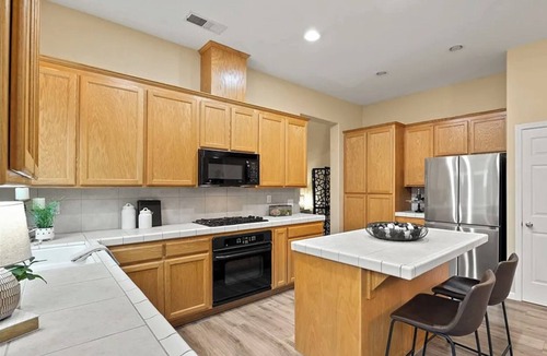 Chico House | Bright + Comfortable 3BR Family Retreat by Degarmo Park
