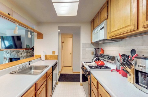 Lake Forest Condo | Bright condo with outdoor pool, hot tub, tennis, sauna & patio - walk to lake
