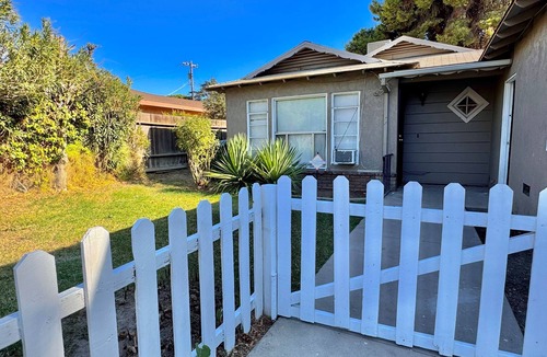 Oleander - Sunset Apartment | Bright & cozy modern space near Downtown.