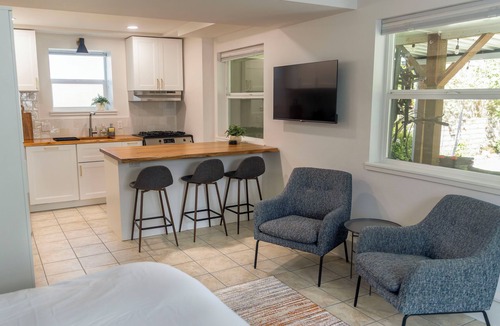 North Queen Anne Apartment | Bright Garden Studio in Queen Anne · Private Entrance · 10 Min to Downtown