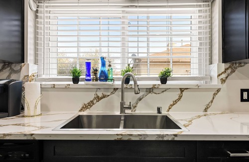 Los Angeles House | Bright & Inviting 3-BR house W Modern Kitchen, AC and 3 car parking Los Angeles