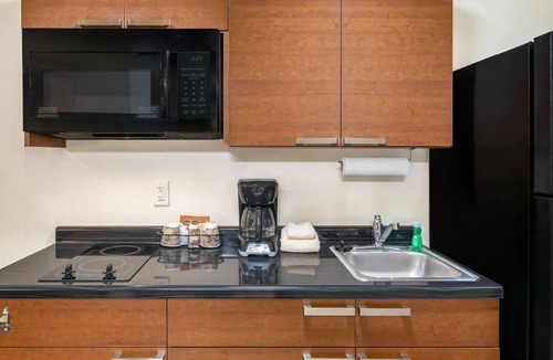 Buena Hotel | Bright Room w/Kitchenette – Steps from Yakima’s Attractions