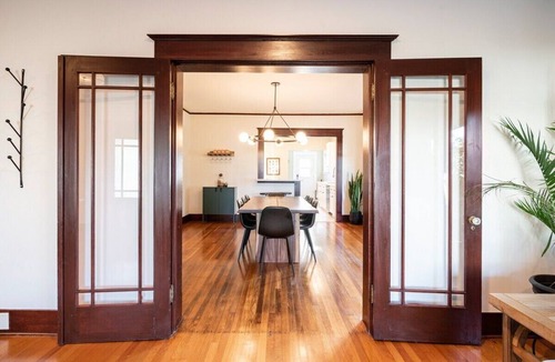 York House | Bungalow 1922 Downtown with sauna, king bed, fast internet, close to WWU