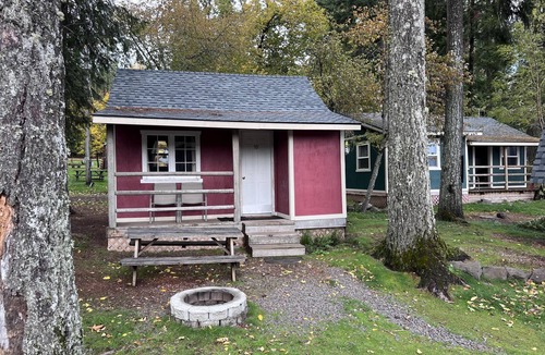 Silver Lake Cabin | Cabin 1 Bedroom - Room 10 - A non - smoking room with a full sized bed.