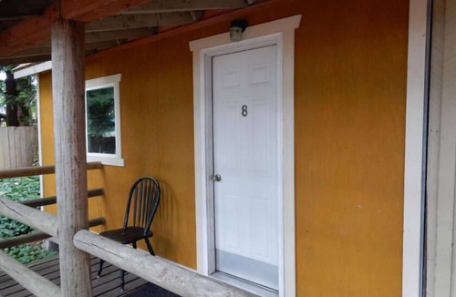Silver Lake Cabin | Cabin 2 Bedrooms - Room 8 - A non - smoking room with two queen sized beds.