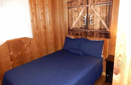 Silver Lake Cabin | Cabin 2 Bedrooms - Room 9 - A non - smoking room with two queen sized beds.