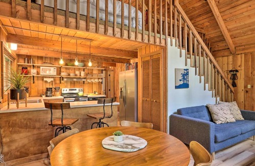 Glacier House | Cabin with Hot Tub about 18 Mi to Mt Baker Ski Area!