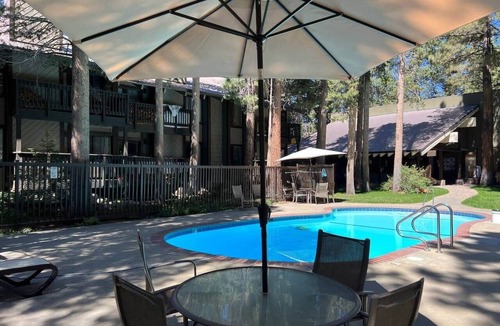 Mammoth Lakes Apartment | Cal King, 2BR/2bth Hot Tub, Pool & Walk to town