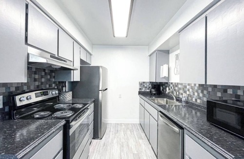 Coalinga House | Calm, stylish 2-bedroom Coalinga home in the Central Valley, perfect for families, professionals, or small groups (comfortably fits 4-6). Features modern comforts, a fully equipped kitchen, dedicated workspace, and is pet-friendly.