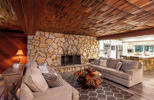 Springville House | Camp Nelson Chalet - Game Room - Spacious - Hot Tub