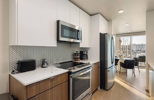Marina del Rey Apartment | Cannelia' 2BD 2BA Full Marina View Gym, 1Gig WiFi, Pool and Jacuzzi
