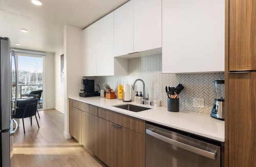Marina del Rey Apartment | Cannelia' 2BD 2BA Full Marina View Gym, 1Gig WiFi, Pool and Jacuzzi