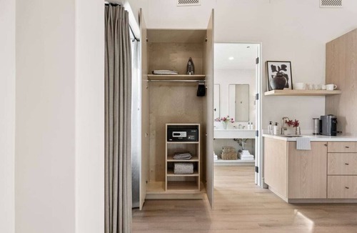Oak Park Apartment | Casa Iglesia Studio 306