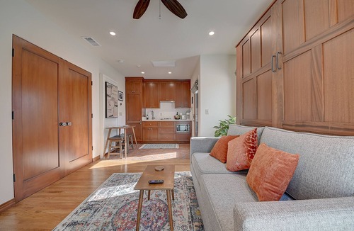 Belmont Shore Apartment | Casita Granada: Belmont Shore- steps to Second Street + 3 blocks to the beach