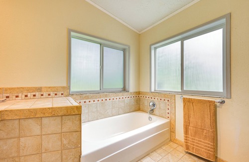 Castle Rock House | Castle Rock Home Near Cowlitz River, Dogs Welcome!
