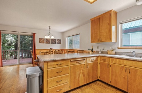 Strawberry Cabin | Cedar Cabin Riverfront Retreat with Deck & Breathtaking Views