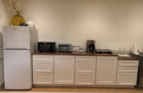 Woodside Apartment | Central 1-bedroom suite in fabulous Woodside walk to Town with AC