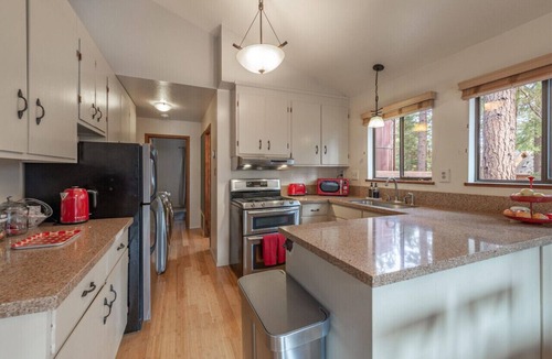 Ridgewood House | Central & Cozy Pet-Friendly Cabin w Fenced In Yard