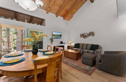 Carnelian Woods House | Central Townhome with Summer Pool and Walk to Lake!