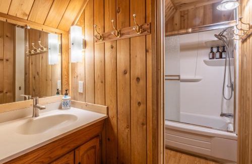 Mammoth Lakes Ski Chalet | Chalet 04 by Mammoth Mountain Chalets