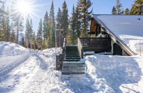 Mammoth Lakes Ski Chalet | Chalet 18 by Mammoth Mountain Chalets