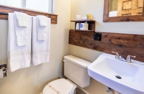 Tahoe Island Hotel | Charming 1-bedroom lodge in South Lake Tahoe for a relaxing stay