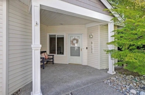 Mukilteo Condo | Charming 1-bedroom condo with large den and open concept living room