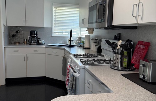 Magnolia Park House | Charming 1-bedroom house in convenient Burbank with AC