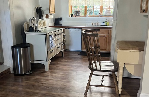 San Rafael House | Charming 2.5 bedroom 1 bath house with Heated floor, WiFi in peaceful San Rafael