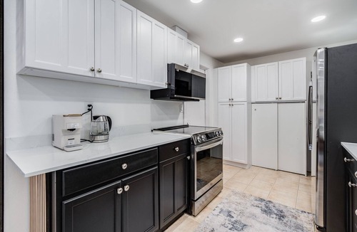 University Place House | Charming 2-bedroom house in welcoming University Place with AC