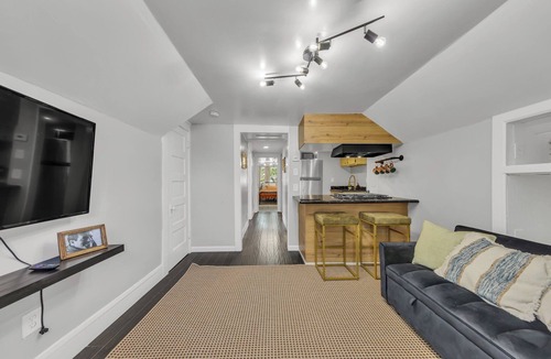 North Oak Park Apartment | Charming 2-bedroom duplex apt with WiFi, AC in peaceful Oak Park Sacramento