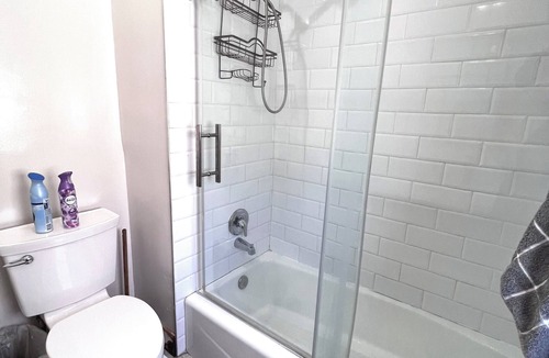 Santa Ana House | Charming 2-bedroom house 20 Minutes From Disneyland