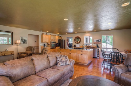 Methow House | Charming 2-bedroom house with WiFi, AC in wonderful Pateros