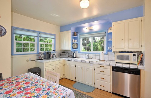 Mount Shasta House | Charming 4BR Home in a Great Downtown Location