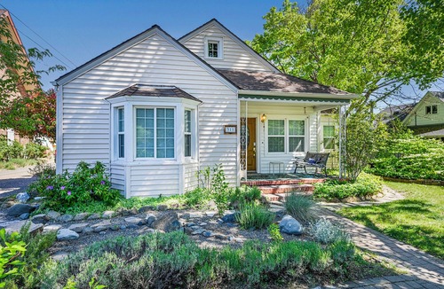 Mount Shasta House | Charming 4BR Home in a Great Downtown Location
