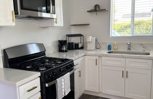 North Hills East Apartment | Charming and Stylish 1 Bedroom/1 Bathroom Guesthouse