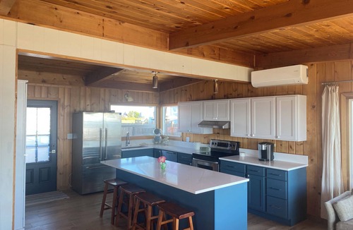Ferndale Cottage | Charming beachfront cottage w/sweeping views of San Juan Islands with WiFi, AC
