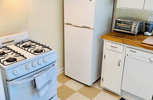 Southeastern Sacramento Apartment | Charming & bright 1-bedroom apartment in peaceful Sacramento with AC/parking