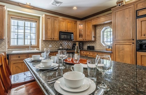 Mammoth Lakes Cabin | Charming Chalet at Sonenalp | Walk to Canyon + Hot Tub, Sauna, Garage